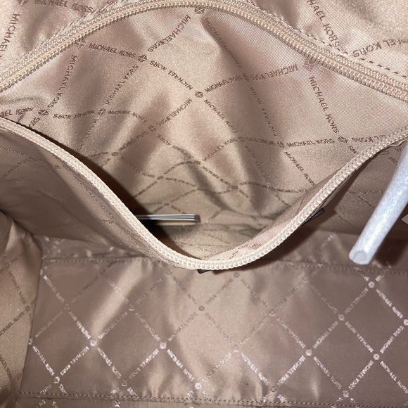 Michael Kors NWT Kenley Tote with matching wallet. - Picture 6 of 10